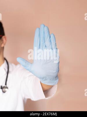 Selektiver Fokus eines Arztes mit blauen Operationshandschuhen anzeigen Stoppen Sie mit dem Gesundheitskonzept Hand Stockfoto