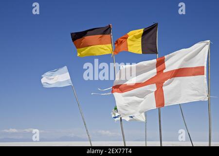 Fahnen im Wind beim Salzhotel Playa Blanca Hotel de Sal, Altiplano, Salzsee Salar de Uyuni, Bolivien, Suedamerika, Fahnen in der Stockfoto