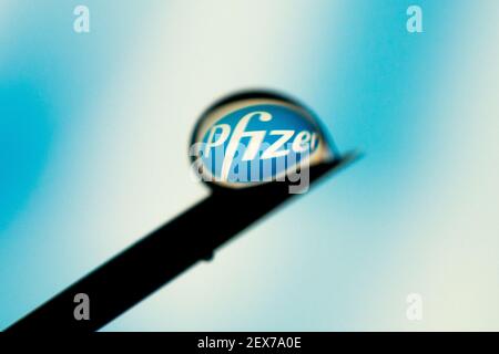 Das Pfizer-Logo ist in einem Tropfen auf einer Nadel auf diesem Foto in Warschau, Polen, am 16. Januar 2021 abgebildet. Pfizer-Impfstoff könnte weniger wirksam beim Schutz von übergewichtigen Menschen vor Coronavirus accorindg zu Wissenschaftlern. Forscher in Rom, Italien, entdeckten, dass übergewichtige Menschen, die zwei Dosen des Pfizer-Impfstoffs erhielten, eine schwächere Antikörperantwort erzeugten. Die Studie wurde auf dem Preprint-Server von Medrxiv verteilt. (Foto von Jaap Arriens / Sipa USA) Stockfoto