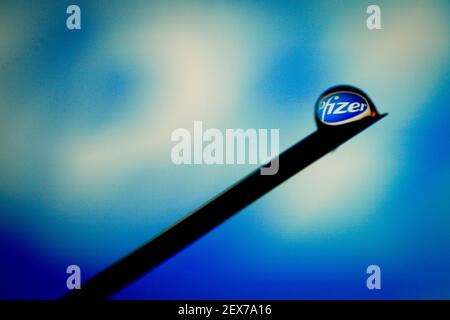 Das Pfizer-Logo ist in einem Tropfen auf einer Nadel auf diesem Foto in Warschau, Polen, am 16. Januar 2021 abgebildet. Pfizer-Impfstoff könnte weniger wirksam beim Schutz von übergewichtigen Menschen vor Coronavirus accorindg zu Wissenschaftlern. Forscher in Rom, Italien, entdeckten, dass übergewichtige Menschen, die zwei Dosen des Pfizer-Impfstoffs erhielten, eine schwächere Antikörperantwort erzeugten. Die Studie wurde auf dem Preprint-Server von Medrxiv verteilt. (Foto von Jaap Arriens / Sipa USA) Stockfoto