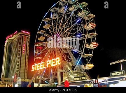 Atlantic City, New Jersey, USA - 19. Juli 2015: Das Steel Pier Riesenrad auf der Atlantic City Promenade in der Nacht mit Hotels im Hintergrund bei ni Stockfoto