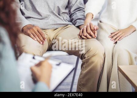Psychologe Paar Konzept, Closeup Asiatische junge Liebhaber halten Hand zusammen, wenn sie für ihr Problem zu Coaching sprechen Stockfoto