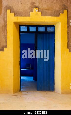 Innendetail einer Tür blau und gelb lackiert in Ein traditionelles marokkanisches Haus Stockfoto