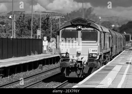 Diesellokomotive schleppt Güterwagen in Südwales Stockfoto