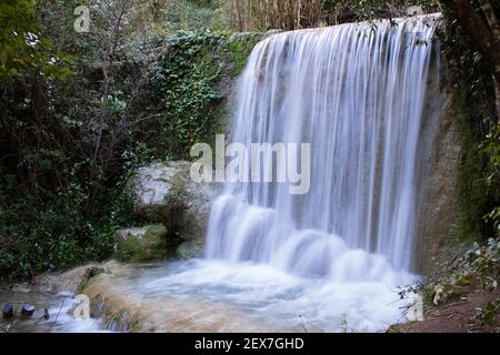 Lange Exposition von kleinen Kaskaden in der Natur. Quiaios Wasserfall in Portugal, auch bekannt als Cascata de Quiaios in der Nähe von Figueira da Foz, ein friedlicher versteckter Ort Stockfoto