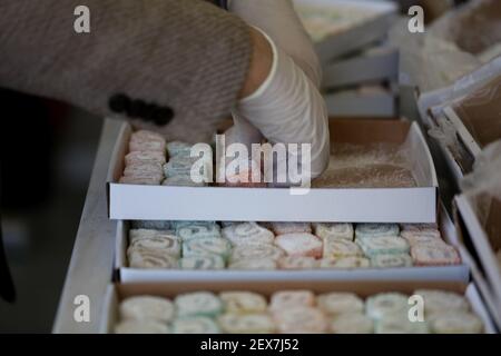 Gaziantep, Südostanatolien, Türkei. März 2021, 2nd. Gaziantep, Türkei. 02. März 2021. Die Tat GOLBAL-Süßfabrik des syrischen Flüchtlings Amal Shamaa in der südtürkischen Stadt Gaziantep. Der Workshop von Amal wurde kürzlich von einer UN-Delegation und der Leiterin der Abteilung für Frauen, Familie, Bildung und Soziales der Gemeinde Gaziantep für ihren Unternehmergeist und ihre Leistungen besucht und gelobt. Nach dem Erwerb der notwendigen Fähigkeiten und dem Erhalt eines UN-Stipendiums zur Unterstützung von Frauenprojekten konnte Amal einen erfolgreichen Workshop zur Erstellung ihrer eigenen Version einrichten Stockfoto