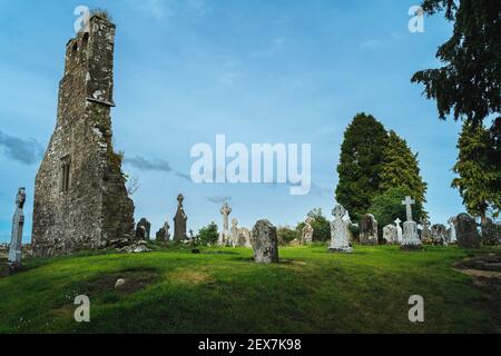 Kleiner alter Friedhof und ruinierter Kirchturm. Grabsteine im keltischen Stil. Friedhof in Retaine, County Meath, Irland Stockfoto