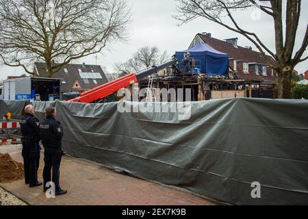 Nortorf, Deutschland. März 2021, 04th. Polizeikräfte sichern und untersuchen ein zerstörtes Haus am Ende der Terrasse nach einer Explosion. Im Haus hat die Polizei einen Leichnam gefunden. Quelle: Gregor Fischer/dpa/Alamy Live News Stockfoto