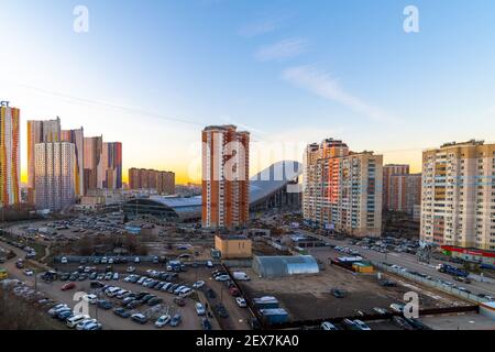 Krasnogorsk, Russland - 06. Dezember 2020. Gesamtansicht der Wohngebäude und Schneeball Stockfoto