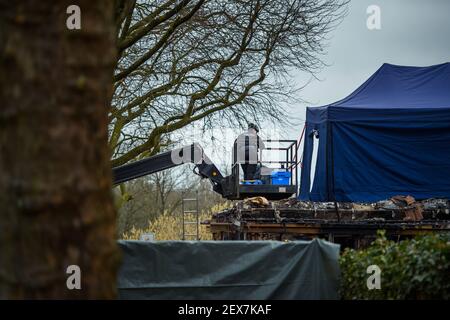 Nortorf, Deutschland. März 2021, 04th. Polizeikräfte sichern und untersuchen ein zerstörtes Haus am Ende der Terrasse nach einer Explosion. Im Haus hat die Polizei einen Leichnam gefunden. Quelle: Gregor Fischer/dpa/Alamy Live News Stockfoto