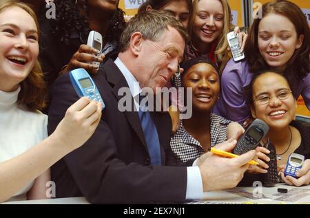 HOME OFFICE MINISTER JOHN DENHAM MIT MÄDCHEN VON DER ST OLAVE'S SCHULE IN SOUTHWARK, DAS BEWUSSTSEIN FÜR DIE BEDROHUNG DURCH HANDY THEFT,8 JANUAR 2002 FOTO ANDY PARADISE Stockfoto