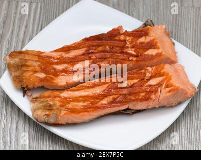 Gegrillte Forellensteaks liegen auf dem Teller Stockfoto