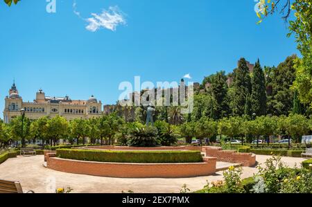 Panoramablick auf die Gärten von Pedro Luis Alonso, das Rathaus und die Burg Alcazaba in Malaga. Andalusien, Spanien Stockfoto