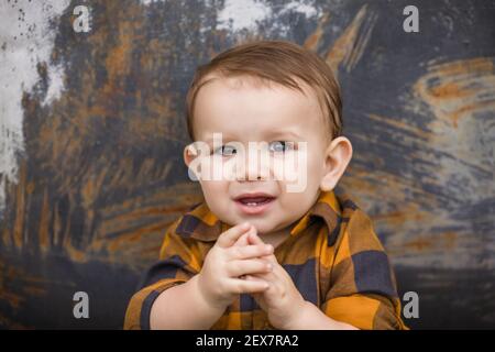 Ein Junge elf Monate alt im Freien im Winter in einer Innenstadt-Umgebung. Stockfoto