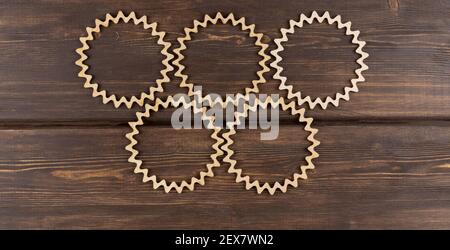 Hintergrund von geschnitzten Holzkreisen. Schöne Vintage-Holz-Muster. Laser-Holz-Schnitzerei. Runde Holzrahmen. Stockfoto