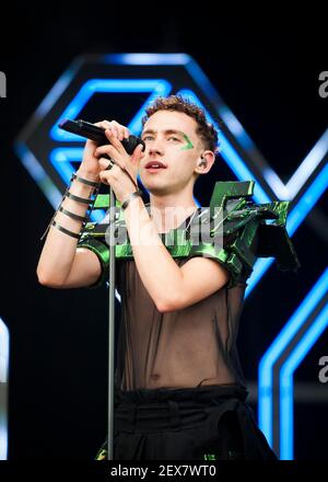 Olly Alexander of Years and Years tritt live am 2. Tag des Beestival 2016, Robin Hill Country Park auf der Isle of Wight auf.Bilddatum: Freitag, 9th. September 2016. Bildnachweis sollte lauten: David Jensen Stockfoto