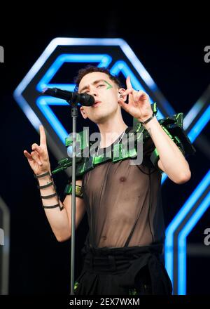 Olly Alexander of Years and Years tritt live am 2. Tag des Beestival 2016, Robin Hill Country Park auf der Isle of Wight auf.Bilddatum: Freitag, 9th. September 2016. Bildnachweis sollte lauten: David Jensen Stockfoto