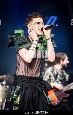 Olly Alexander of Years and Years tritt live am 2. Tag des Beestival 2016, Robin Hill Country Park auf der Isle of Wight auf.Bilddatum: Freitag, 9th. September 2016. Bildnachweis sollte lauten: David Jensen Stockfoto