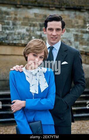 JOSH O'CONNOR und EMMA CORRIN in THE CROWN (2016), Regie: PETER MORGAN. KREDIT: LINKE BANK BILDER/SONY BILDER TV PROD UK / ALBUM Stockfoto