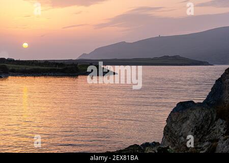 Niedrige Abendsonne über Portmagee Bay, Grafschaft Kerry Irland Stockfoto