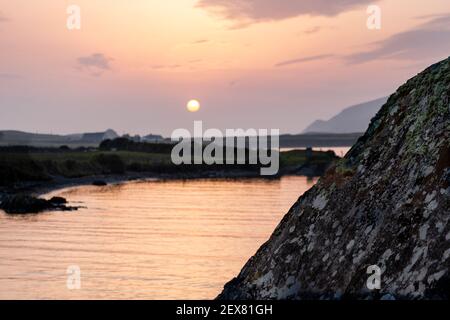 Niedrige Abendsonne über Portmagee Bay, Grafschaft Kerry Irland Stockfoto