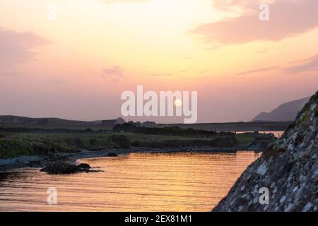 Niedrige Abendsonne über Portmagee Bay, Grafschaft Kerry Irland Stockfoto