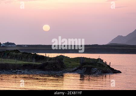 Niedrige Abendsonne über Portmagee Bay, Grafschaft Kerry Irland Stockfoto