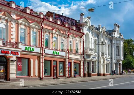 Tomsk, ein altes Mehrfamilienhaus an der Leninallee im historischen Teil der Stadt Stockfoto