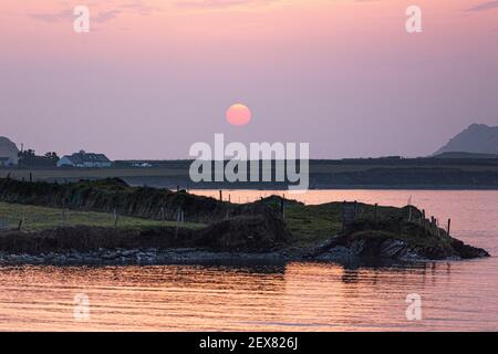 Niedrige Abendsonne über Portmagee Bay, Grafschaft Kerry Irland Stockfoto