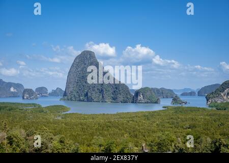 Luftaufnahme Phang Nga Bay, schöne Aussicht auf Phang Nga Bay von Samet Nang She Viewpoint, Thailand. Asien Stockfoto