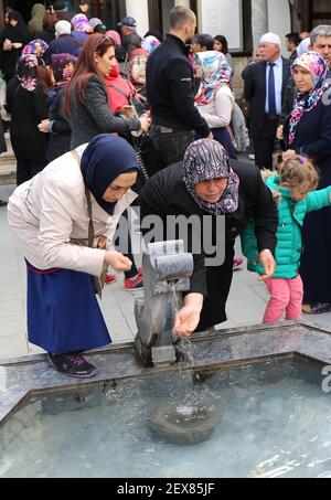 KONYA,TÜRKEI-APRIL 23:nicht identifizierte muslimische Frauen waschen sich die Hände am Brunnen der Mevlana Museum Moschee.April 23,2017 in Konya, Türkei Stockfoto