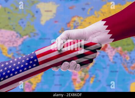 Handshake zwischen USA und Katar Flaggen auf Händen gemalt, Illustration mit Clipping Pfad. Stockfoto