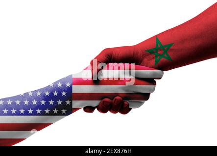 Handschlag zwischen US-amerikanischen und marokkanischen Flaggen auf Händen gemalt, Illustration mit Clipping Pfad. Stockfoto