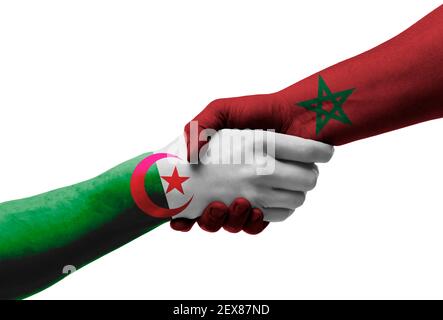 Handschlag zwischen Algerien und marokko Flaggen auf Händen gemalt, Illustration mit Clipping Pfad. Stockfoto