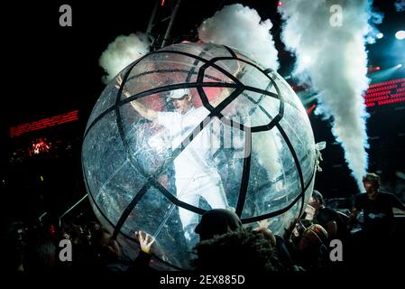 Diplo von Major Lazer in einem Zorb über der Hauptbühne Menge am 2. Tag des Festivals 2016, Robin Hill Country Park auf der Isle of Wight.Bilddatum: Freitag 9th September 2016. Bildnachweis sollte lauten: David Jensen Stockfoto