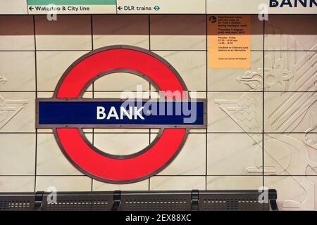 London, Großbritannien - 01. Februar 2019: U-Bahn-STATION SCHILD an der Wand der Central Line U-Bahn-Station Stockfoto