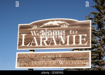 Laramie, WY - 5. Dezember 2020: Willkommen in Laramie - Heimat der Universität von Wyoming entlang der Route 287. Stockfoto