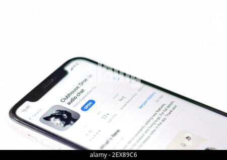 Ansicht der Anwendung „Clubhouse Drop-in Audio-Chat“ auf dem Smartphone-Bildschirm Stockfoto