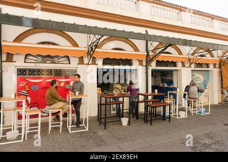 Kunden, die in einem Restaurant im Mercado de Triana, dem Lebensmittelmarkt in Triana Seville, in Spanien, tätig sind Stockfoto