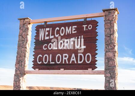 Willkommen beim farbenfrohen Colorado-Schild an der Grenze zu Colorado und Wyoming. Stockfoto