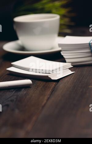 Kaffeetasse auf dem Tisch Visitenkarten Büro Desktop Business Dokumente Stockfoto