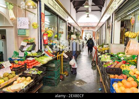 Leute, die Lebensmittel auf dem Triana-Lebensmittelmarkt in Sevilla kaufen, Spanien, Stockfoto