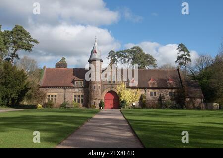Victorian Gothic Stone Coach House und Pferdeställe in Knightshayes an einem hellen sonnigen Wintertag in der ländlichen Devon Landschaft, England, Großbritannien Stockfoto