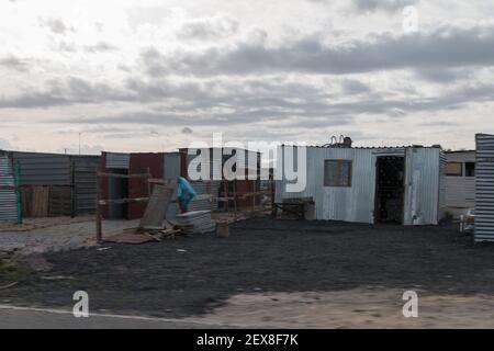 Township Häuser in der Nähe des Meeres in den Sanddünen in Kapstadt, Südafrika Stockfoto