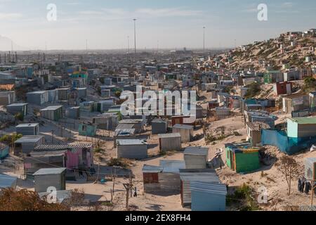 Township Häuser in der Nähe des Meeres in den Sanddünen in Kapstadt, Südafrika Stockfoto