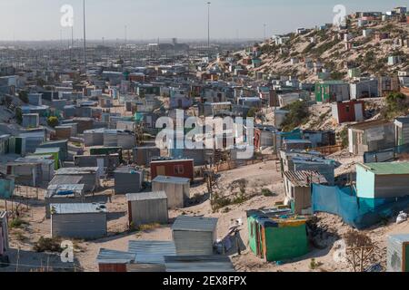 Township Häuser in der Nähe des Meeres in den Sanddünen in Kapstadt, Südafrika Stockfoto