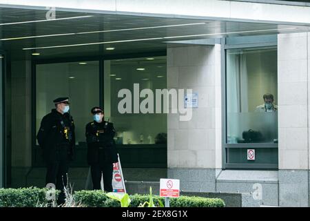 WESTMINSTER LONDON, GROSSBRITANNIEN 4. MÄRZ 2021. City of London Polizeibeamte stehen am Eingang zum St. Bartholomew's Hospital. Der Herzog von Edinburgh hat am mittwoch eine erfolgreiche Behandlung für eine bestehende Herzerkrankung nach Buckinghame Palace durchlaufen und wurde am Montag vom König Edward VII. Krankenhaus in St. Bartholomew's Hospital verlegt. Credit amer ghazzal/Alamy Live News Stockfoto