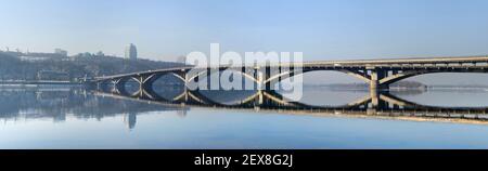 Panorama der Metro Brücke über den Fluss Dnipro. Kiew, Ukraine Stockfoto