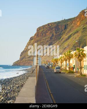 Direkt am Meer gelegene Dorfstraße. Jardim do Mar. Madeira, Portugal Stockfoto