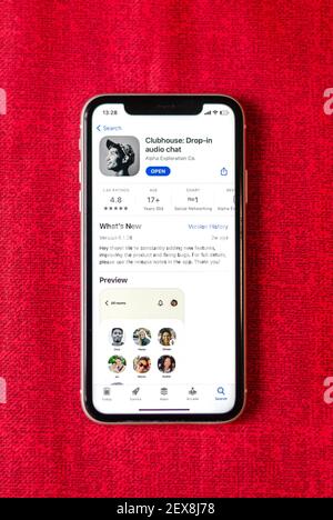 Ansicht der Anwendung „Clubhouse Drop-in Audio-Chat“ auf dem Smartphone-Bildschirm Stockfoto